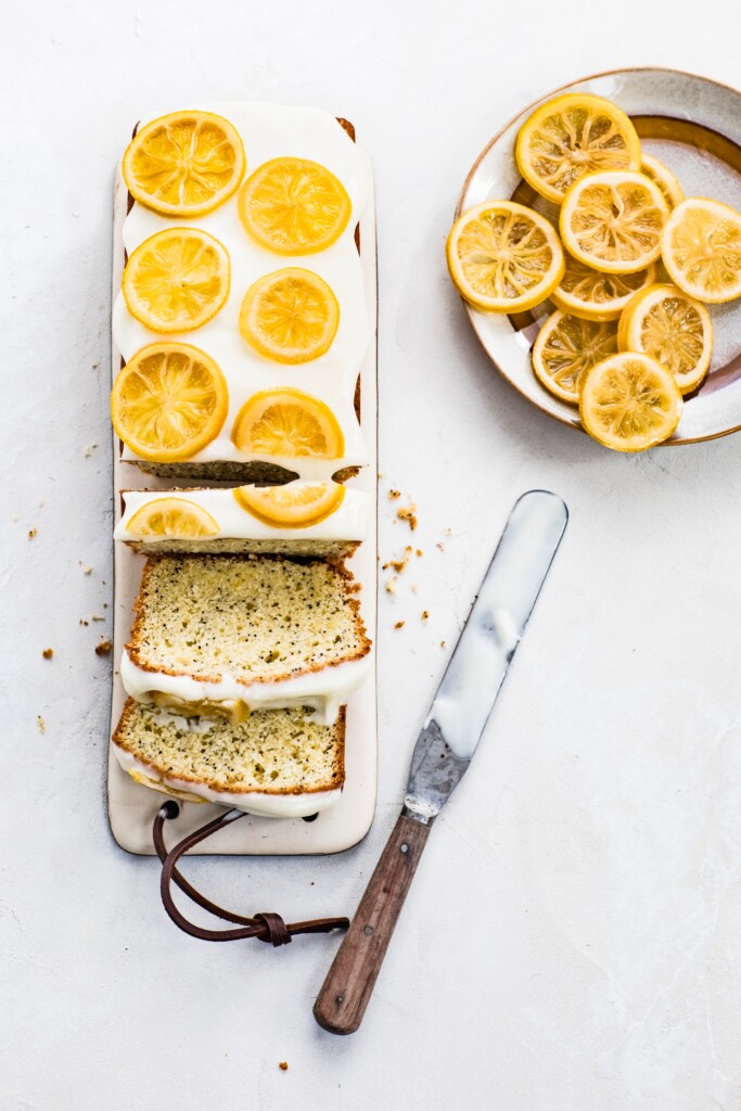 Citroen-maanzaadcake met roomkaasglazuur