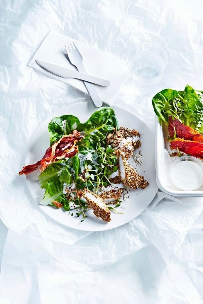 caesarsalade met kipreepjes met zonnebloempittenkruim