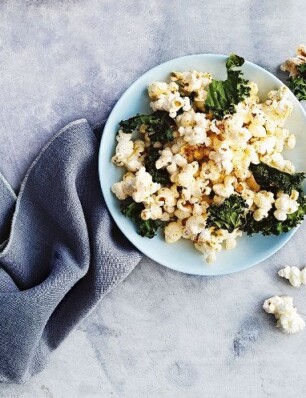 chili-limoenpopcorn met boerenkool & kokos-kaneelpopcorn