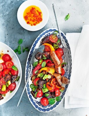 Geroosterde-paprikasalade met dadels en merguez