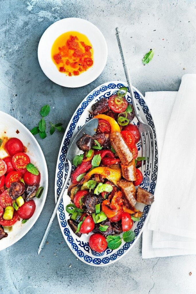 Geroosterde-paprikasalade met dadels en merguez