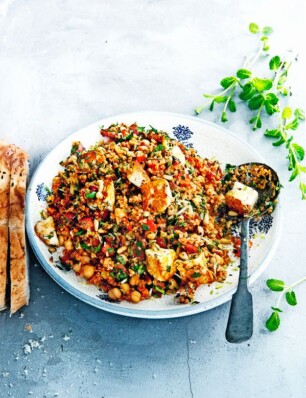 Griekse rijstsalade (kisir) met kikkererwten en halloumi