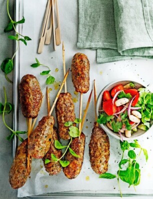 gehaktspiesjes met tomaten-bonensalade