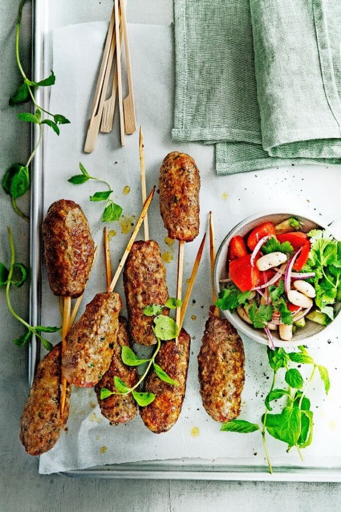 gehaktspiesjes met tomaten-bonensalade