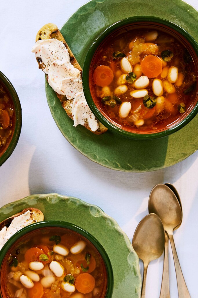 Bouillon met massa de pimentão en cannellinibonen