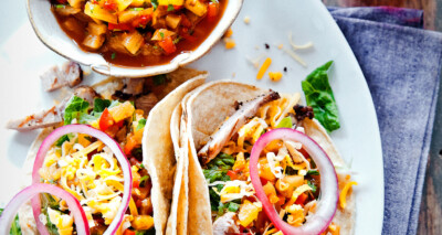 maïstortilla met carnita en ananassalsa