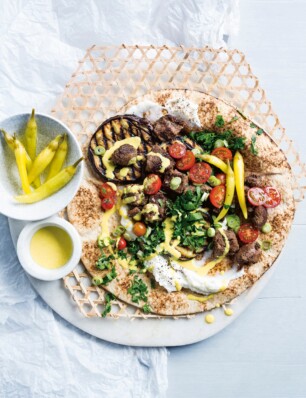 libanees platbrood met gekruid lamsvlees en kurkuma-tahini