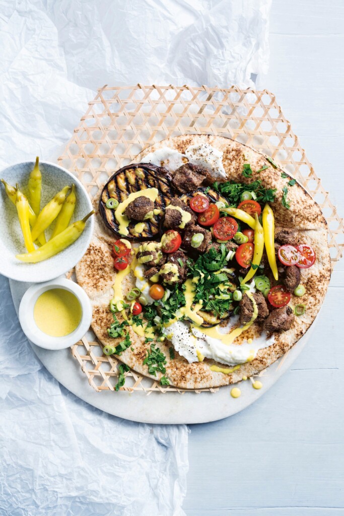 libanees platbrood met gekruid lamsvlees en kurkuma-tahini