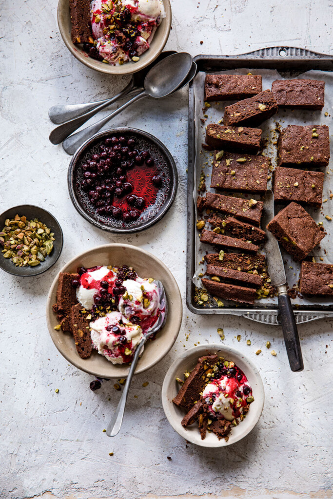 pistachebrownie met zwartebessenijs