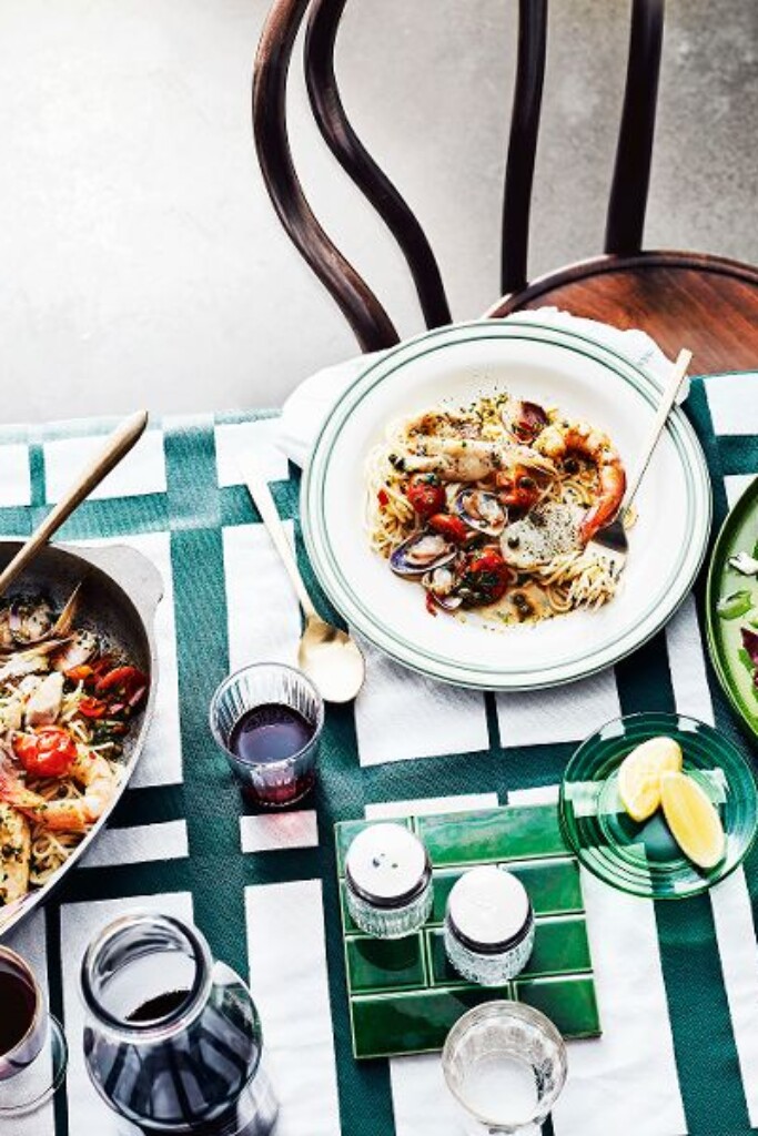 spaghetti marinara met witte wijn en kappertjes