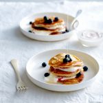 pannenkoekjes van kwark met bessen | delicious