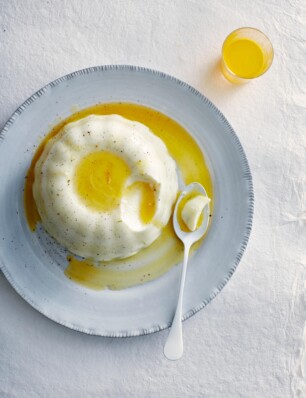 karnemelkpudding met nootmuskaat en laurier