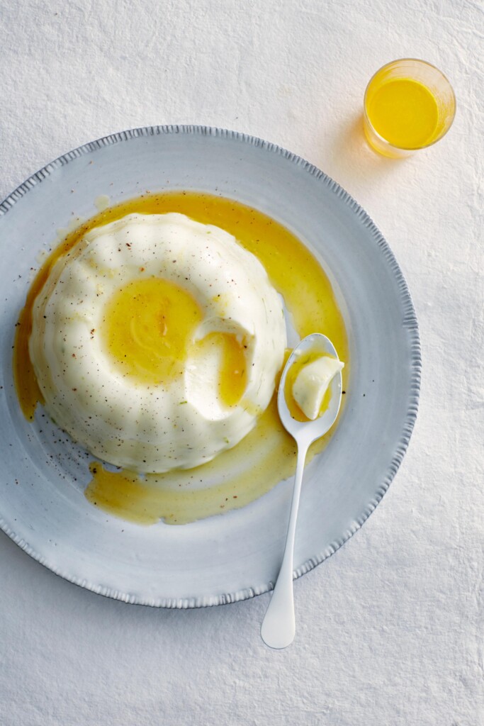 karnemelkpudding met nootmuskaat en laurier