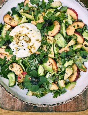 crushed komkommer, avocado en perziksalade