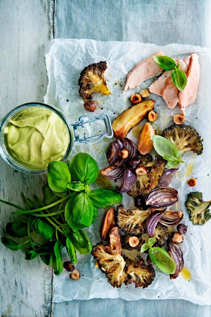 botermalse zalm met avocado-caesarsaus & geroosterde broccoli