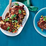 pittige sojakip met zwartebonensalsa | delicious