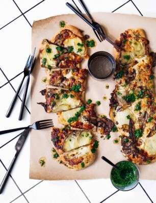 roerdeegpizza met aardappel, paddenstoelen en truffel