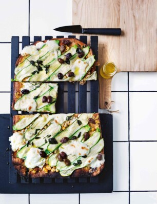 Gegrilde pizza met courgette en geitenkaas