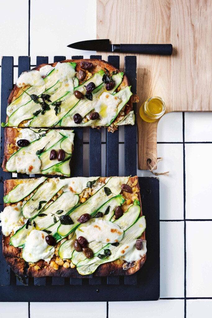 Gegrilde pizza met courgette en geitenkaas