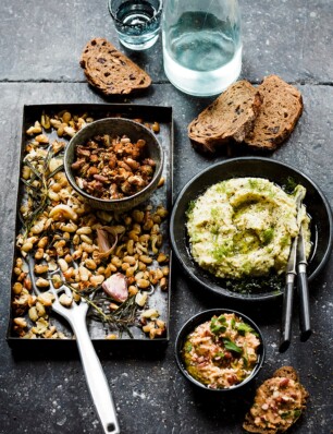 Mister Kitchen’s bonendips & crispbread voor bij de borrel