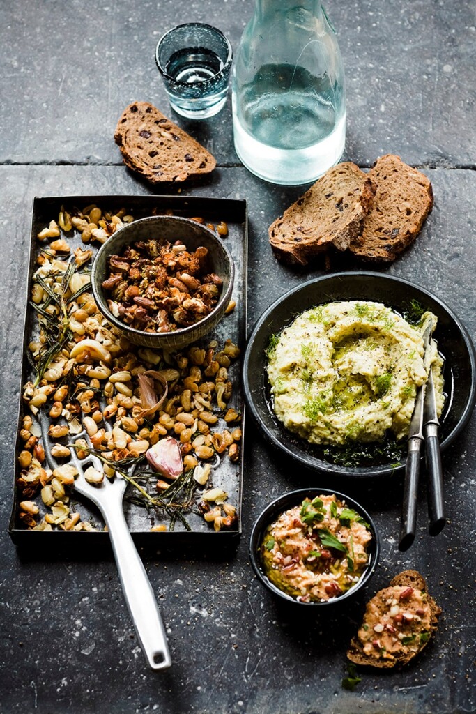 Mister Kitchen’s bonendips & crispbread voor bij de borrel