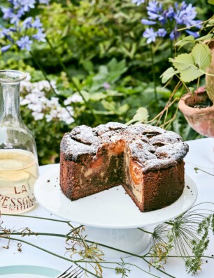 koffie-amandelcake met steenfruit