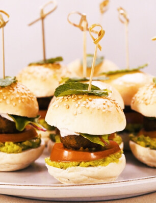 falafelburgers met tahinisaus en avocado