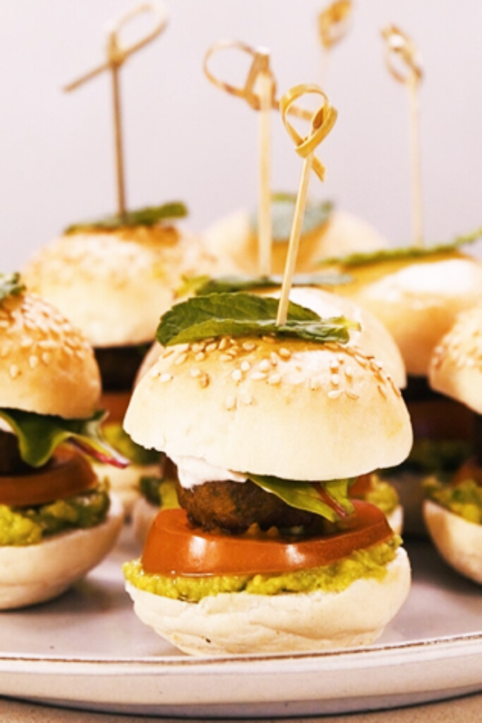 falafelburgers met tahinisaus en avocado