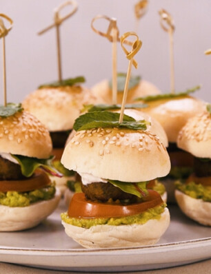 Mini falafel burgertjes met munt-avocado en yoghurt-saus