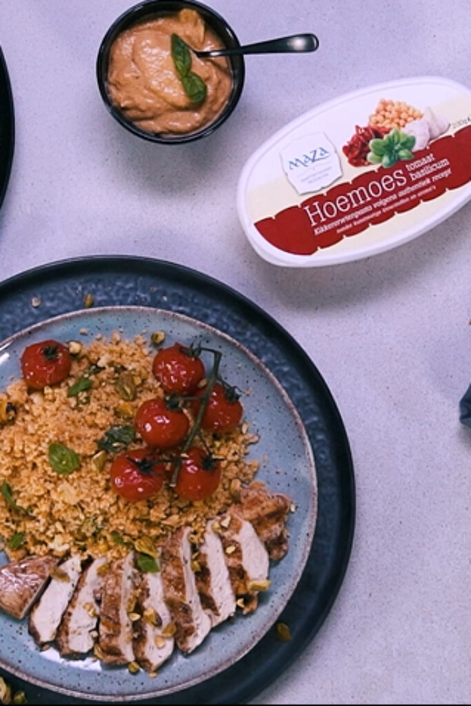 gegrilde kip met hoemoes-couscous en geroosterde tomaatjes