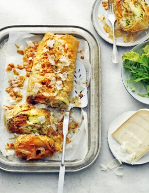 geitenkaasstrudel met belegen geitenkaas, flinterdunne courgette & sjalotchutney