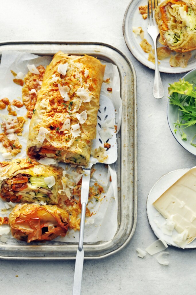 geitenkaasstrudel met belegen geitenkaas, flinterdunne courgette & sjalotchutney