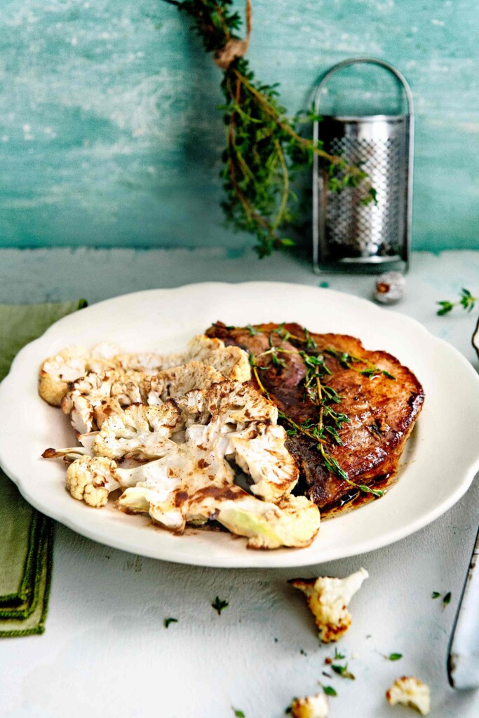 bloemkool uit de oven met karbonade en nootmuskaat-tijmjus