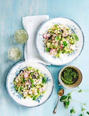 orzo salade met romanesco en radijsbladpesto