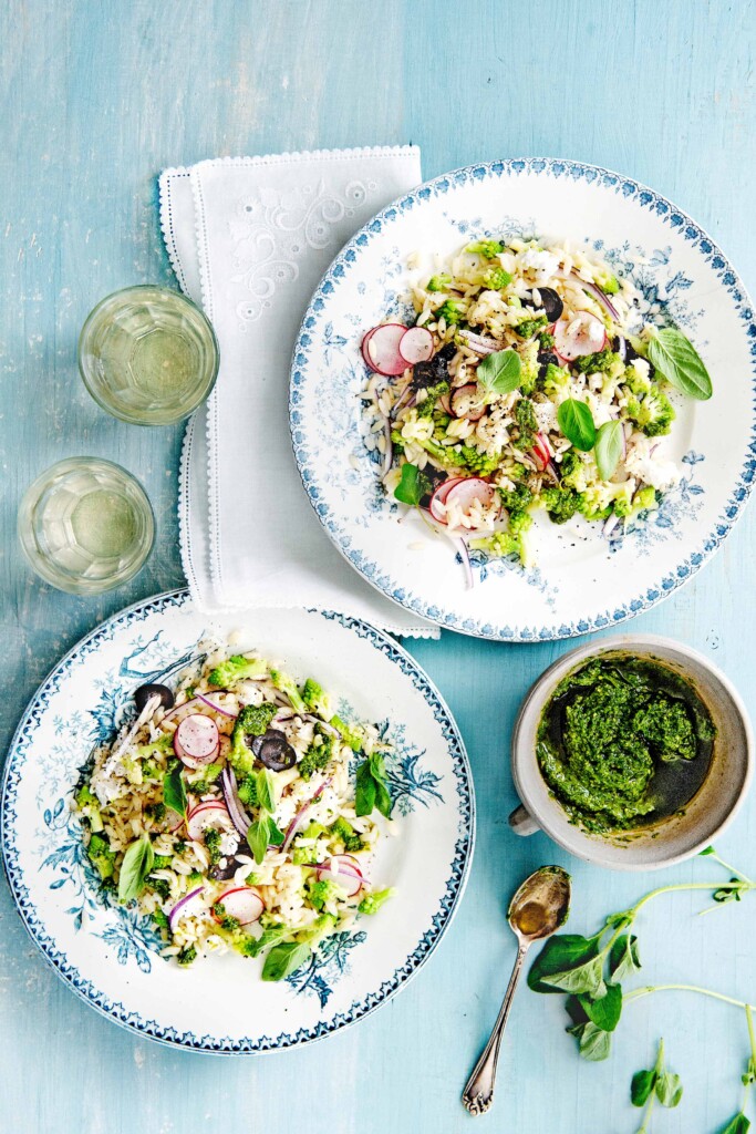 orzo salade met romanesco en radijsbladpesto