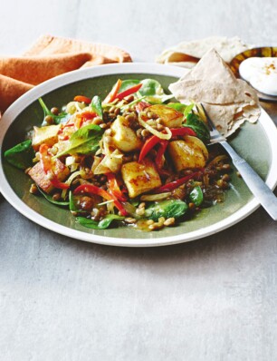 salade met paneer, linzen en mangochutney