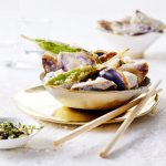 truffelaardappel tempura met walnoten kruidendip | delicious