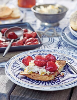 Brioche met warme aardbeien en honingricotta