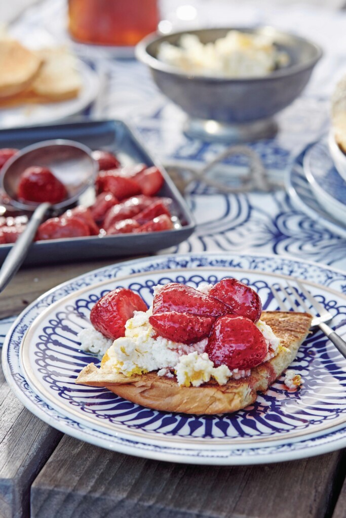 brioche met warme aardbeien en honingricotta