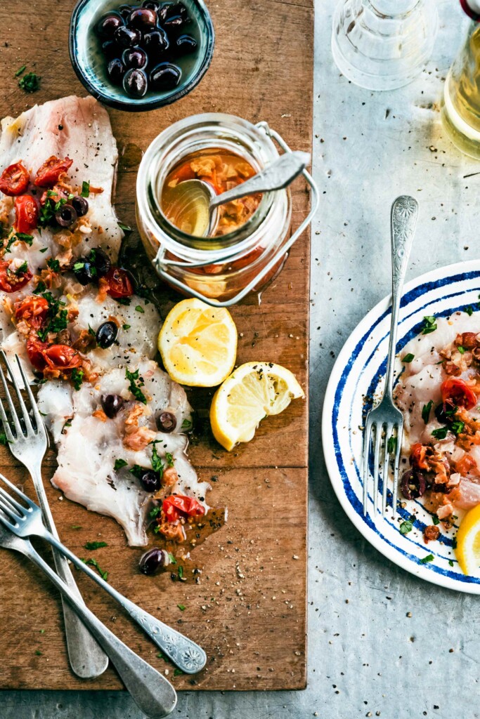 dungesneden zeebaars met gekonfijte tomaat en pancettavinaigrette