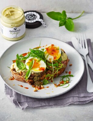 bruschetta met basilicum-olijftapenade en ei