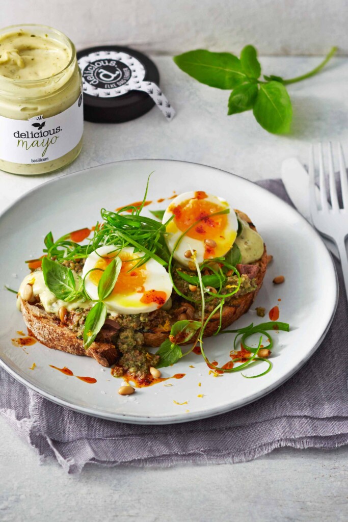 bruschetta met basilicum-olijftapenade en ei