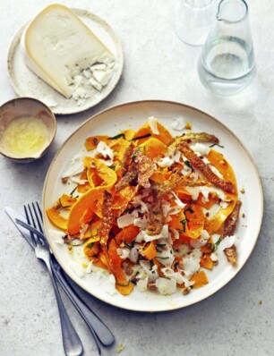 salade van pompoen, geitenkaas met aardappelschil, basilicumgremolata en hazelnoot