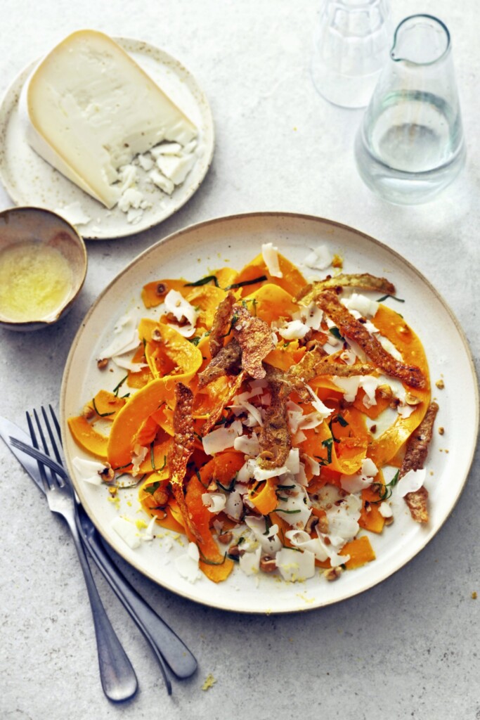 salade van pompoen, geitenkaas met aardappelschil, basilicumgremolata en hazelnoot