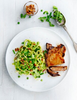 tagliatelle met erwten, snijbonen & karbonade