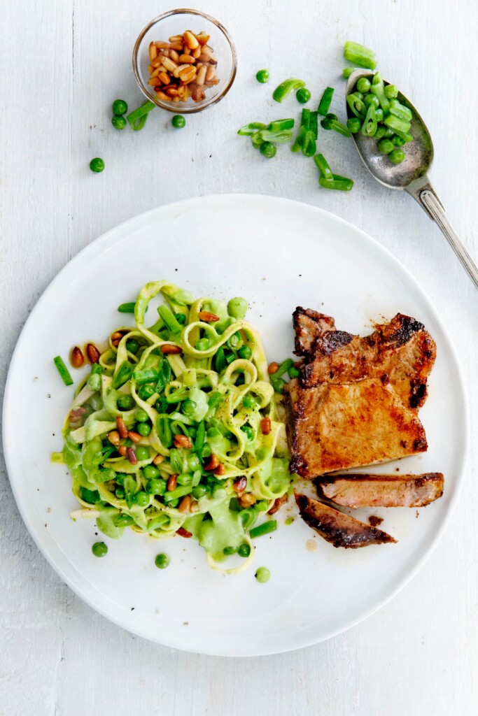 tagliatelle met erwten, snijbonen & karbonade