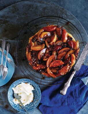 Tarte tatin met appels, rozijnen en sinaasappellikeur