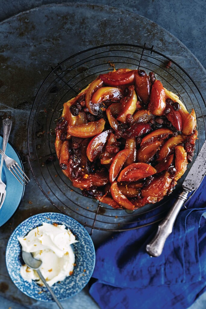 Tarte tatin met appels, rozijnen en sinaasappellikeur