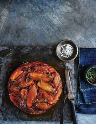 Tarte tatin met sjalotten, spek en tijm