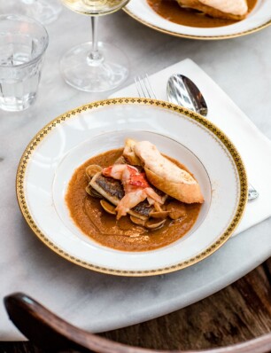 zeebaars, schaal- en schelpdieren met saus van bouillabaisse